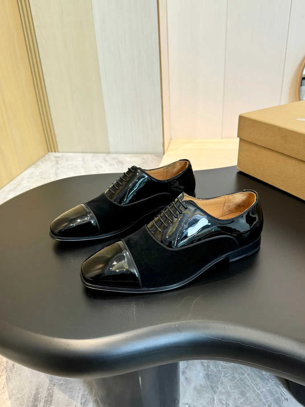 💰960 Christia*.Loubouti* high-end men's business formal leather shoes, original genuine cowhide red sole, imported Italian cowhide outsole, first-layer cowhide, water-dyed cowhide lining, high-end luxury. Size: 39-44 (customized at 38.45.46)✅